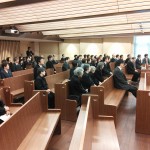 祈りを捧げる参列者