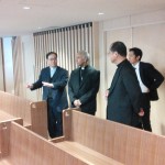 説明をする増井理事長とそれを聞くチェノットゥ大司教様と宮原司教様