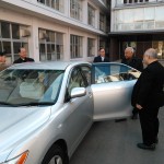 車に乗られる大使、福岡教区の松井神父様も随行しておられました。