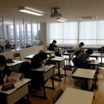 自習室で追い込み学習をする高３