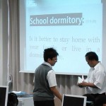 ディベートのタイトルは"School Dormitory"(学生寮)